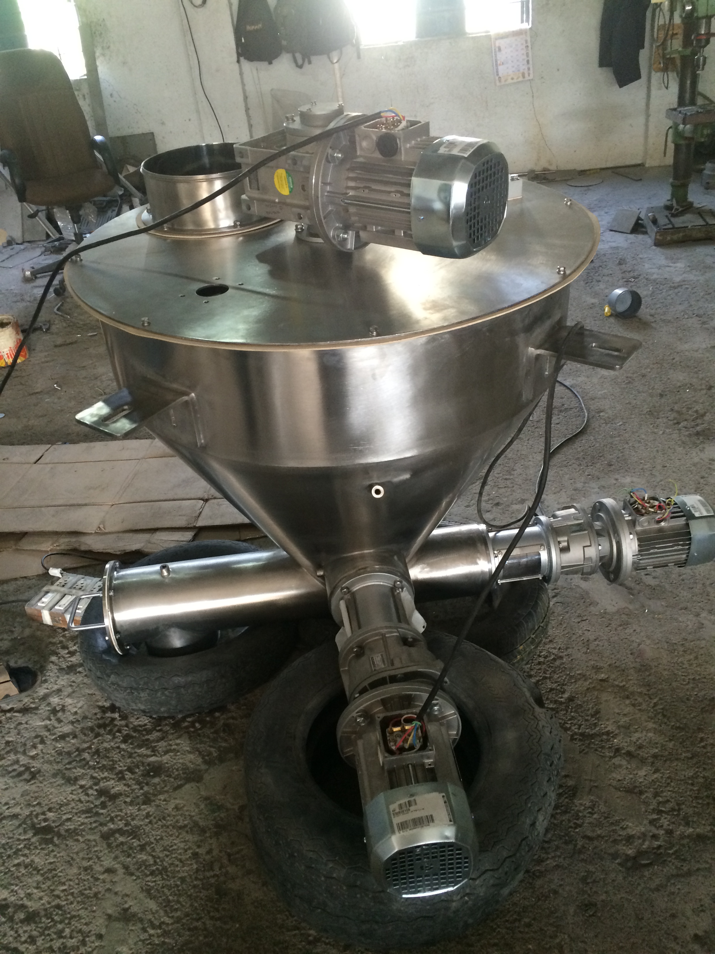 Twin Discharge Silo with Screw Fedder Manufacturers in India